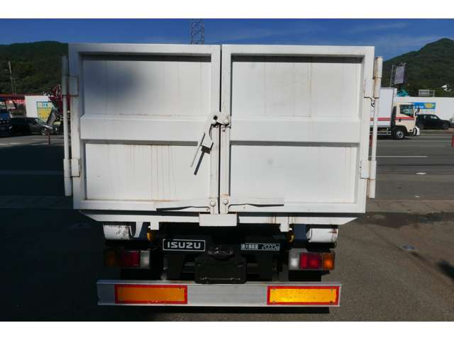 Isuzu Elf 7