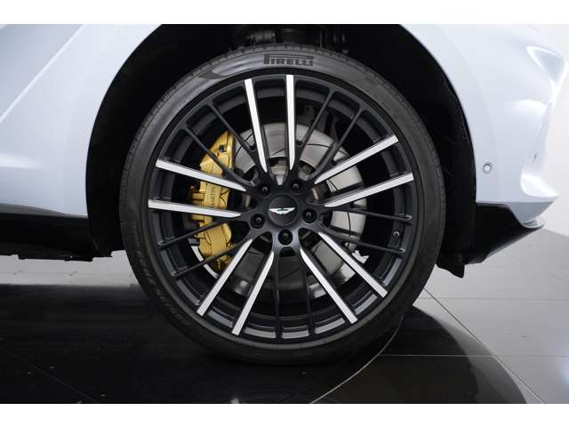 Aston Martin DBX 4