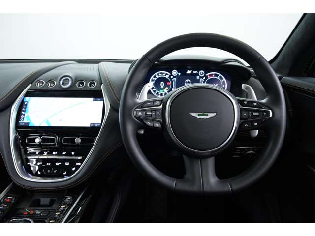 Aston Martin DBX 8