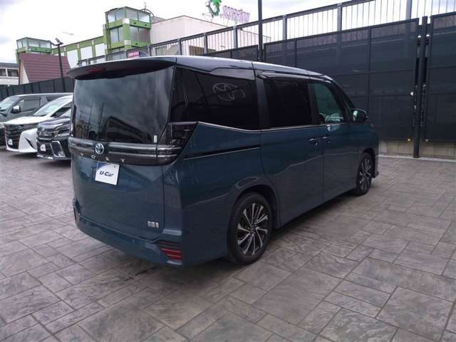 Toyota Voxy 12