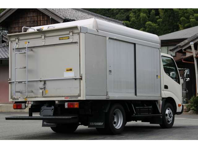 Hino Dutro 9