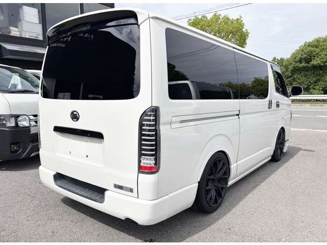 Toyota Hiace Van 11