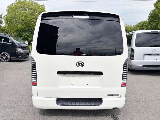 Toyota Hiace Van 9