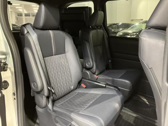 Toyota Noah 7