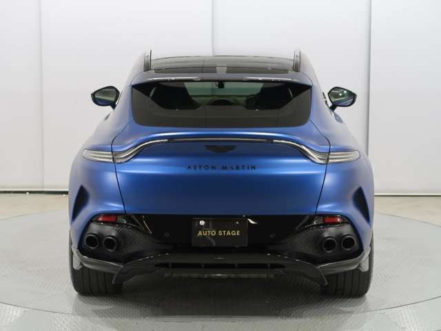 Aston Martin DBX 8