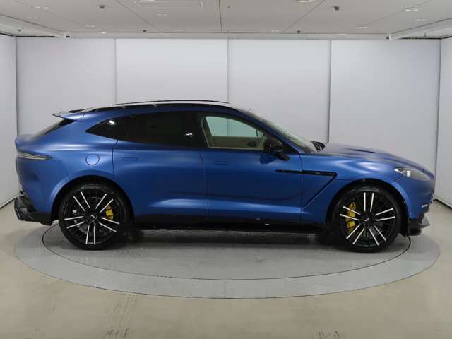 Aston Martin DBX 9