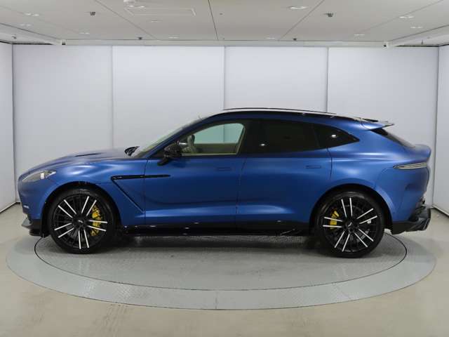 Aston Martin DBX 10