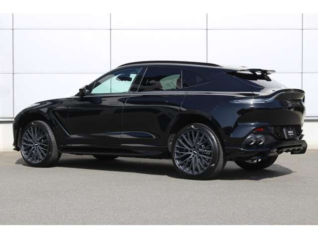 Aston Martin DBX 2