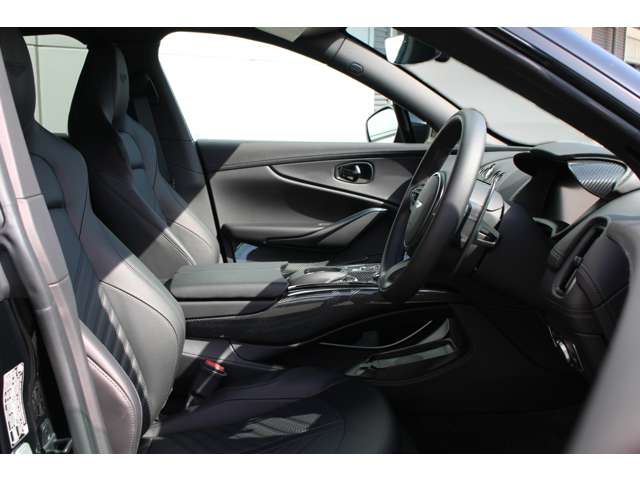 Aston Martin DBX 4