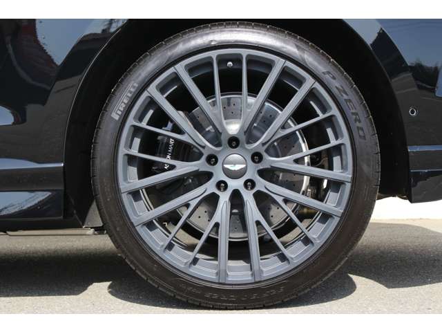 Aston Martin DBX 6