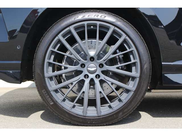 Aston Martin DBX 8