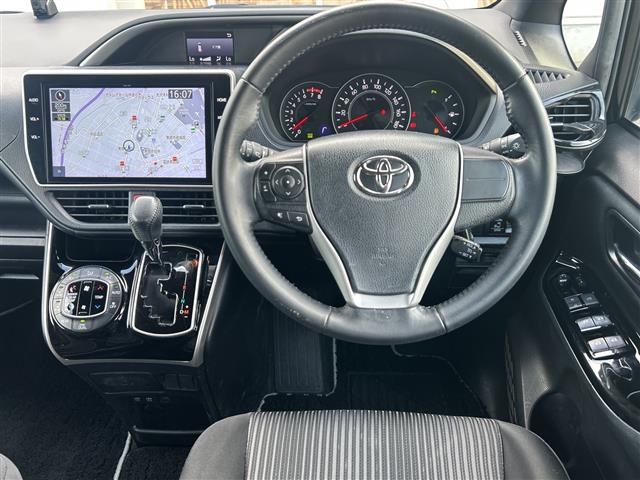 Toyota Voxy 4