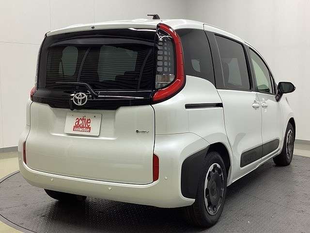 Toyota Sienta 11