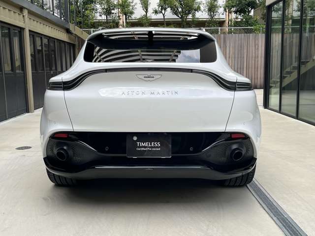 Aston Martin DBX 12