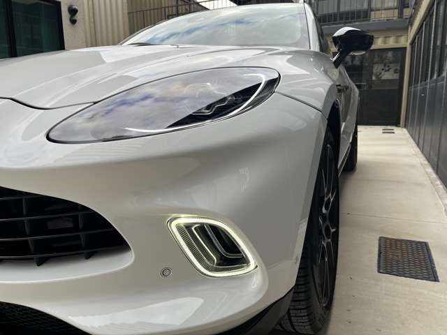 Aston Martin DBX 4