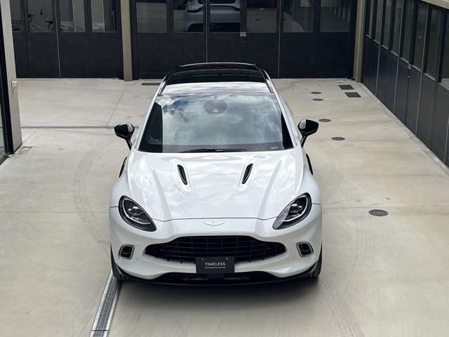 Aston Martin DBX 5