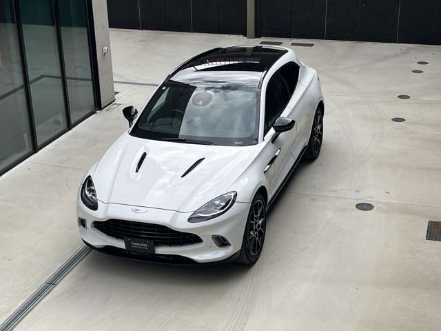 Aston Martin DBX 6