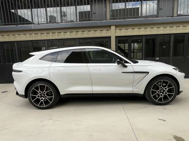 Aston Martin DBX 7