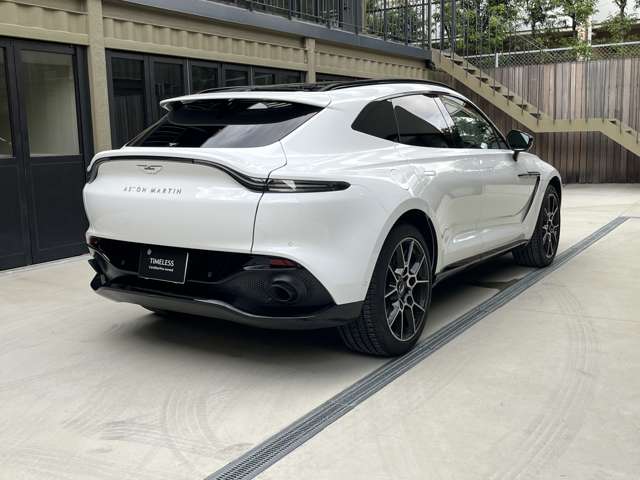 Aston Martin DBX 8