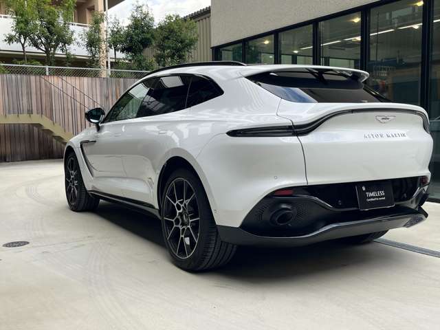 Aston Martin DBX 9