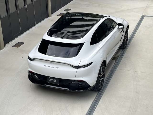 Aston Martin DBX 10