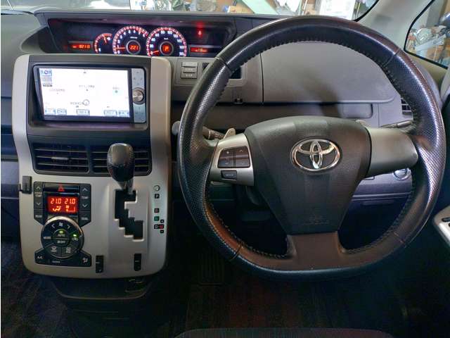 Toyota Voxy 12