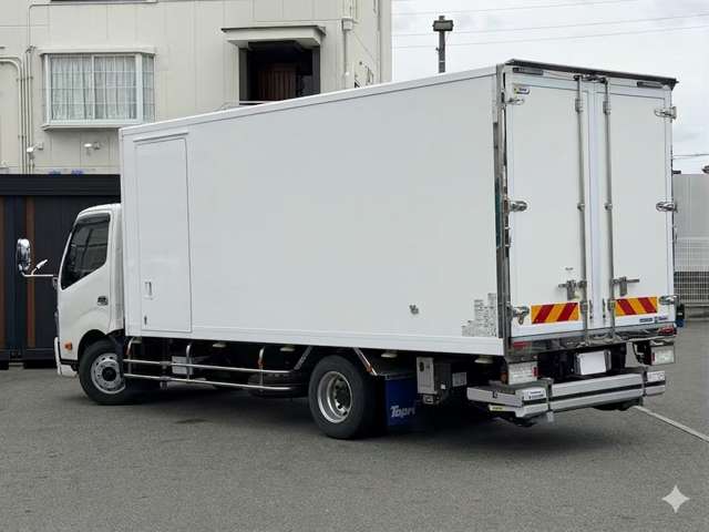 Hino Dutro 9