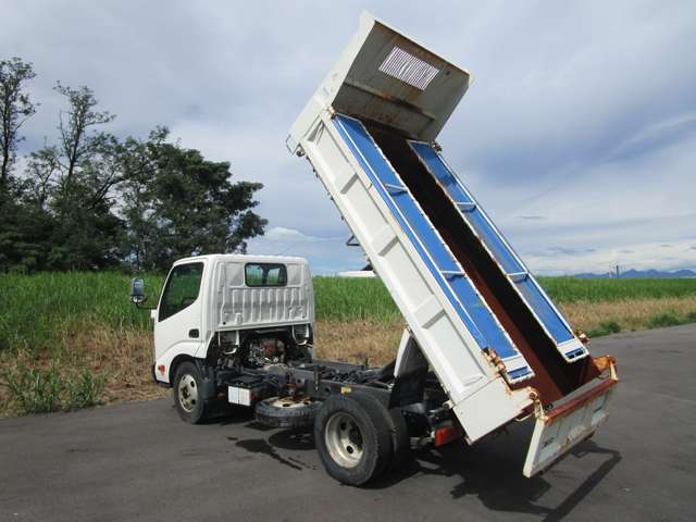 Hino Dutro 9