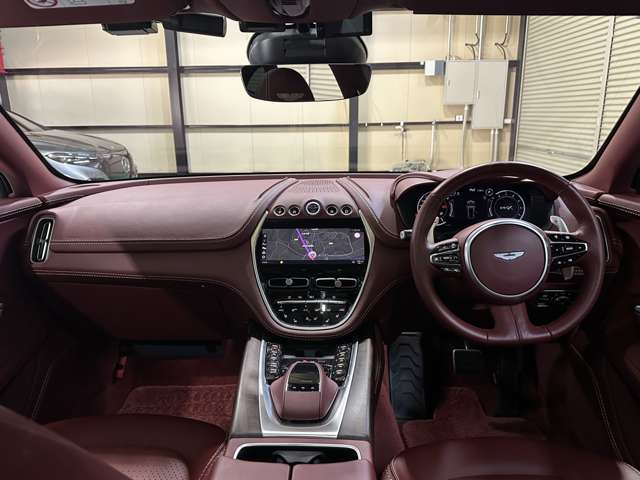 Aston Martin DBX 6