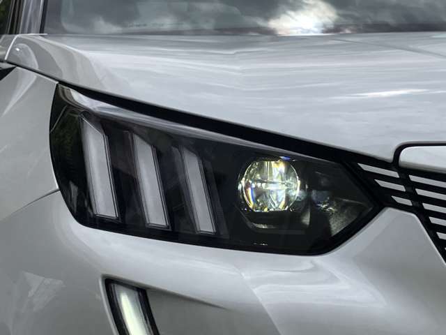 Peugeot SUV e-2008 11