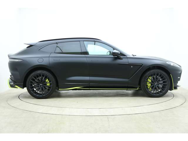 Aston Martin DBX 6