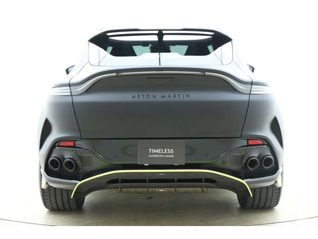 Aston Martin DBX 8