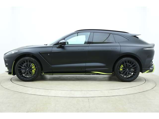 Aston Martin DBX 10