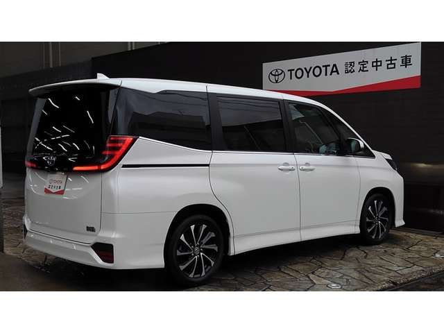 Toyota Noah 5