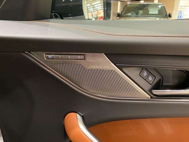 Jaguar F-Pace 12