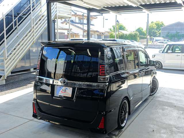 Toyota Voxy 8