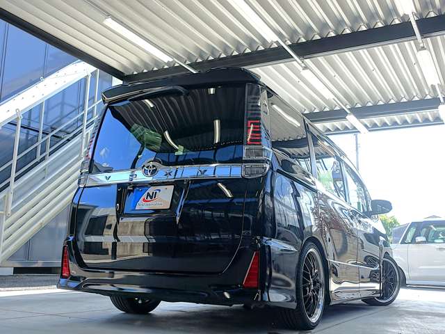 Toyota Voxy 9