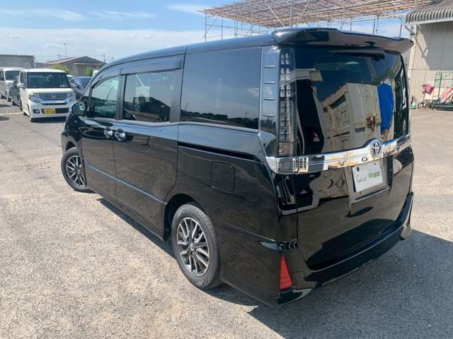 Toyota Voxy 11