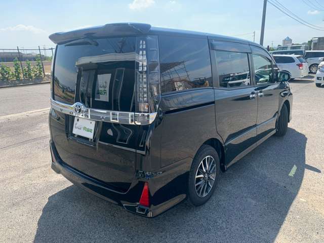 Toyota Voxy 9