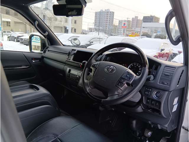 Toyota Hiace Van 8
