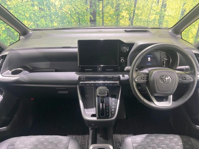 Toyota Voxy 2