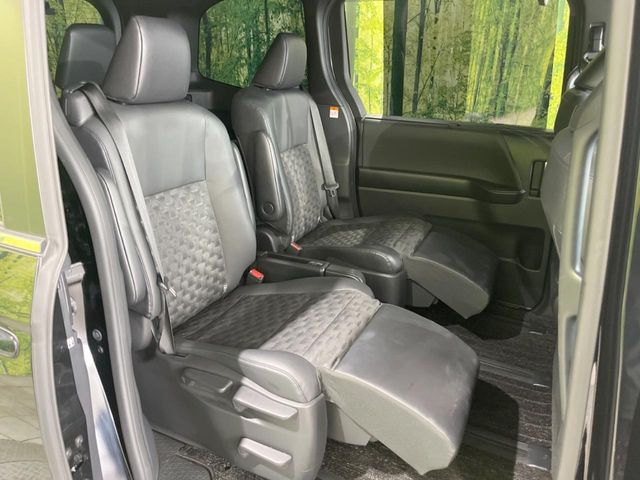 Toyota Voxy 9