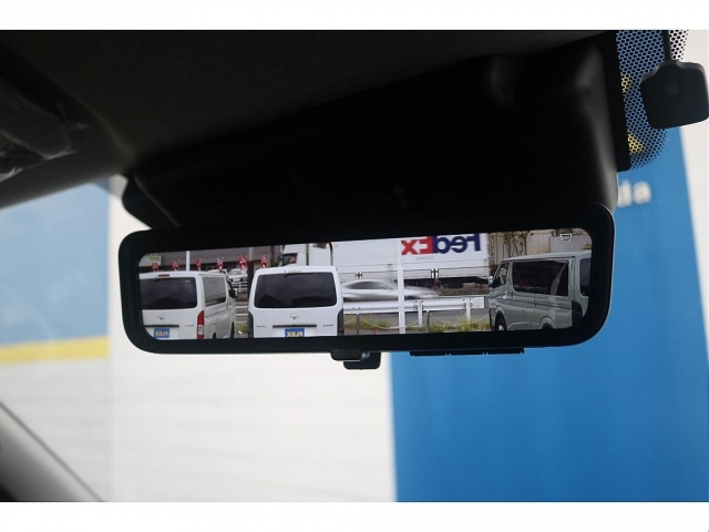 Toyota Hiace 7