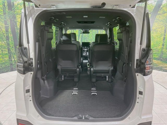 Toyota Voxy 11