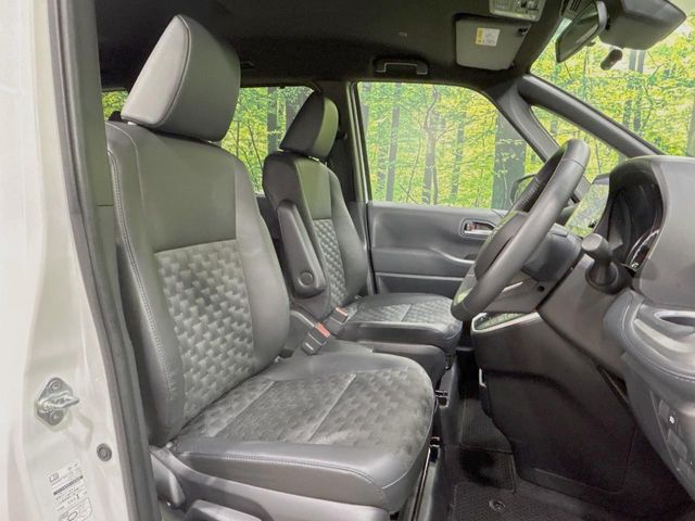 Toyota Voxy 8