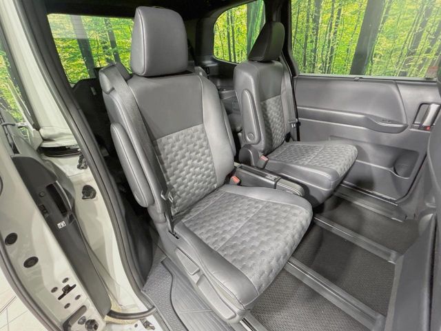 Toyota Voxy 9