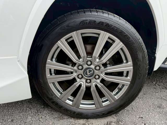 Lexus LX 11