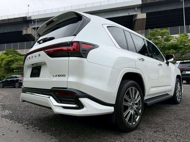 Lexus LX 4