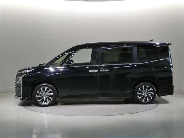 Toyota Voxy 3