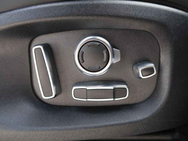 Jaguar E-Pace 9